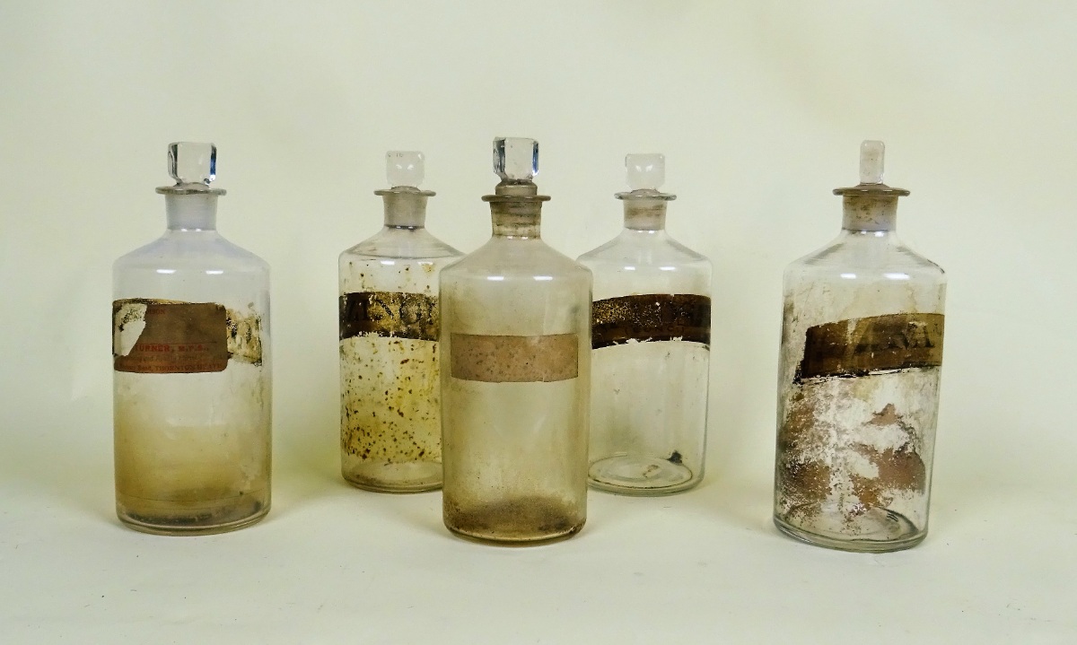 Antique Glass Apothecary Chemist Bottles (3).JPG